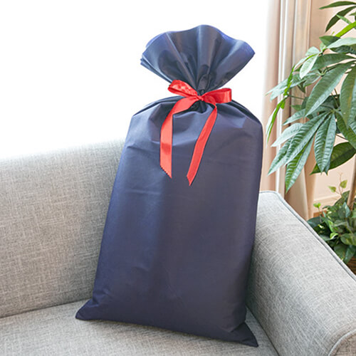 大きいサイズのプレゼントを入れるのにぴったりな不織布ラッピングギフト袋